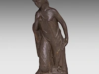 Robert van de velde (1895-1978), standing woman, patinated terracotta on a neoclassical oak column 47.5 cm. (18.69 in.), including column: 132.5 cm. (52.17 in.) - afbeelding 2 van  8