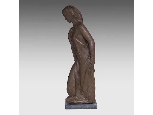 Robert van de velde (1895-1978), standing woman, patinated terracotta on a neoclassical oak column 47.5 cm. (18.69 in.), including column: 132.5 cm. (52.17 in.) - afbeelding 3 van  8