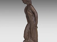 Robert van de velde (1895-1978), standing woman, patinated terracotta on a neoclassical oak column 47.5 cm. (18.69 in.), including column: 132.5 cm. (52.17 in.) - afbeelding 3 van  8