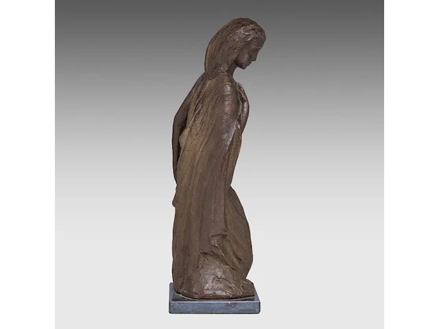 Robert van de velde (1895-1978), standing woman, patinated terracotta on a neoclassical oak column 47.5 cm. (18.69 in.), including column: 132.5 cm. (52.17 in.) - afbeelding 5 van  8