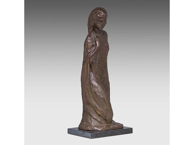 Robert van de velde (1895-1978), standing woman, patinated terracotta on a neoclassical oak column 47.5 cm. (18.69 in.), including column: 132.5 cm. (52.17 in.) - afbeelding 6 van  8
