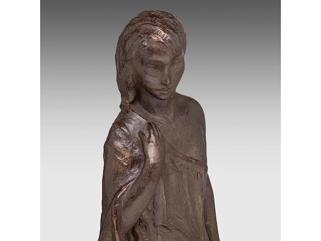 Robert van de velde (1895-1978), standing woman, patinated terracotta on a neoclassical oak column 47.5 cm. (18.69 in.), including column: 132.5 cm. (52.17 in.) - afbeelding 8 van  8