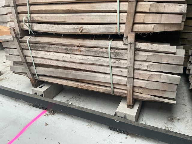 Robinia ligger gezaagd (100x) - afbeelding 1 van  4