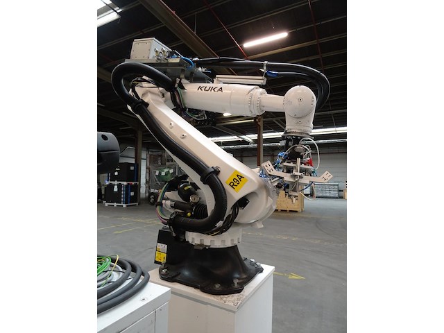 Robot kuka - afbeelding 8 van  13