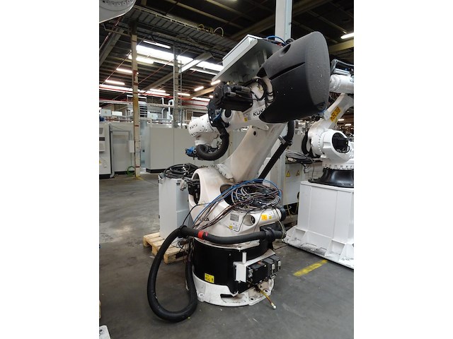 Robot kuka - afbeelding 1 van  9