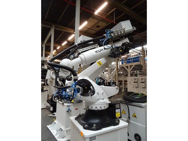 Robot kuka - afbeelding 5 van  12