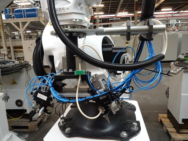 Robot kuka - afbeelding 6 van  12