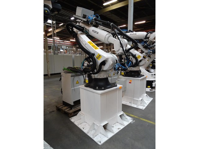 Robot kuka - afbeelding 8 van  12
