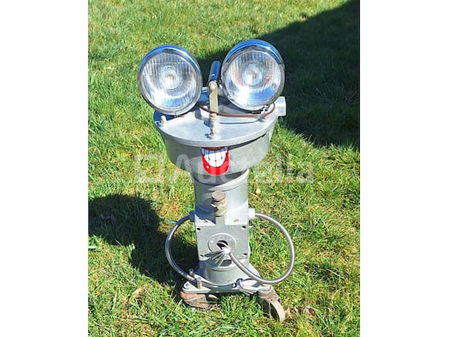 Robotdecoratie en industriële klok - afbeelding 2 van  6