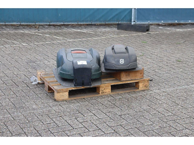Robotmaaiers husqvarna g2 automower 305 en automower 220ac 18v 2011 2 stuks - afbeelding 1 van  1