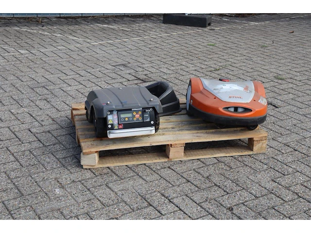 Robotmaaiers stihl imow rmi 632 en stiga autoclip 520 elektrisch 2 stuks - afbeelding 1 van  1