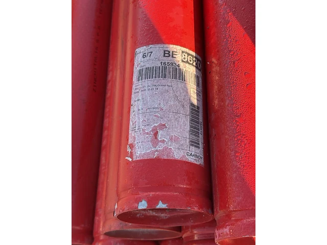 Rode metalen buizen - afbeelding 1 van  2