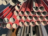 Rode metalen buizen - afbeelding 2 van  2