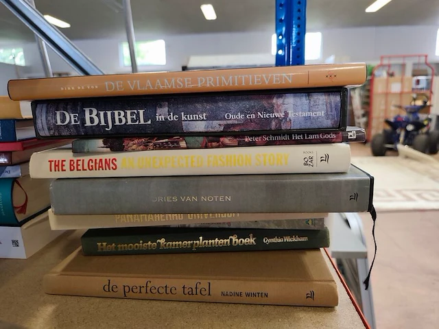 Rode philips broodrooster met 2 sleuven, filterkoffiezetapparaat wit philips cafe gaia met roestvrijstalen thermoskan, kruimeldief alessi, bloeddrukmeter braun, 16 diverse boeken - afbeelding 2 van  10