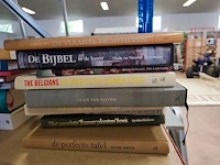 Rode philips broodrooster met 2 sleuven, filterkoffiezetapparaat wit philips cafe gaia met roestvrijstalen thermoskan, kruimeldief alessi, bloeddrukmeter braun, 16 diverse boeken - afbeelding 2 van  10