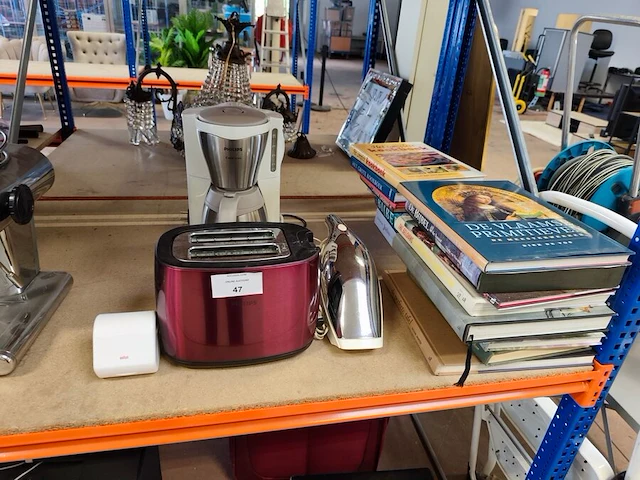 Rode philips broodrooster met 2 sleuven, filterkoffiezetapparaat wit philips cafe gaia met roestvrijstalen thermoskan, kruimeldief alessi, bloeddrukmeter braun, 16 diverse boeken - afbeelding 1 van  10