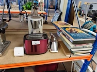 Rode philips broodrooster met 2 sleuven, filterkoffiezetapparaat wit philips cafe gaia met roestvrijstalen thermoskan, kruimeldief alessi, bloeddrukmeter braun, 16 diverse boeken