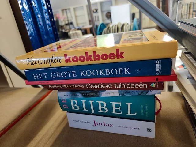 Rode philips broodrooster met 2 sleuven, filterkoffiezetapparaat wit philips cafe gaia met roestvrijstalen thermoskan, kruimeldief alessi, bloeddrukmeter braun, 16 diverse boeken - afbeelding 3 van  10