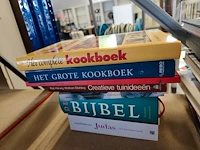 Rode philips broodrooster met 2 sleuven, filterkoffiezetapparaat wit philips cafe gaia met roestvrijstalen thermoskan, kruimeldief alessi, bloeddrukmeter braun, 16 diverse boeken - afbeelding 3 van  10