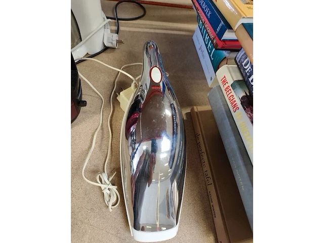 Rode philips broodrooster met 2 sleuven, filterkoffiezetapparaat wit philips cafe gaia met roestvrijstalen thermoskan, kruimeldief alessi, bloeddrukmeter braun, 16 diverse boeken - afbeelding 7 van  10