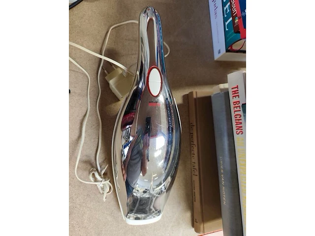 Rode philips broodrooster met 2 sleuven, filterkoffiezetapparaat wit philips cafe gaia met roestvrijstalen thermoskan, kruimeldief alessi, bloeddrukmeter braun, 16 diverse boeken - afbeelding 8 van  10