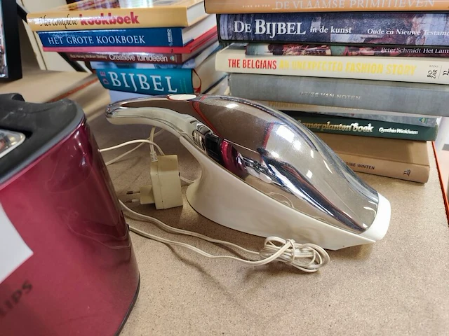 Rode philips broodrooster met 2 sleuven, filterkoffiezetapparaat wit philips cafe gaia met roestvrijstalen thermoskan, kruimeldief alessi, bloeddrukmeter braun, 16 diverse boeken - afbeelding 9 van  10