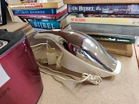 Rode philips broodrooster met 2 sleuven, filterkoffiezetapparaat wit philips cafe gaia met roestvrijstalen thermoskan, kruimeldief alessi, bloeddrukmeter braun, 16 diverse boeken - afbeelding 9 van  10