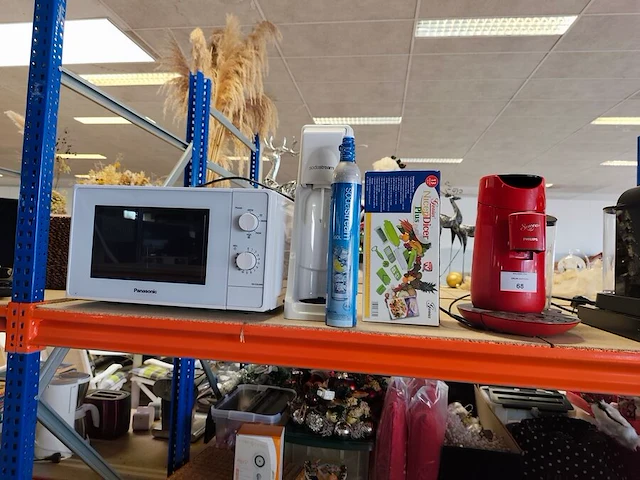 Rode philips senseo twist koffiemachine, snijmachine nicer dicer, sodastream bruiswatertoestel met bijbehorende 60l co2 cilinder met blauwe dop, microgolfoven panasonic nn-e20wwmepe - afbeelding 1 van  7