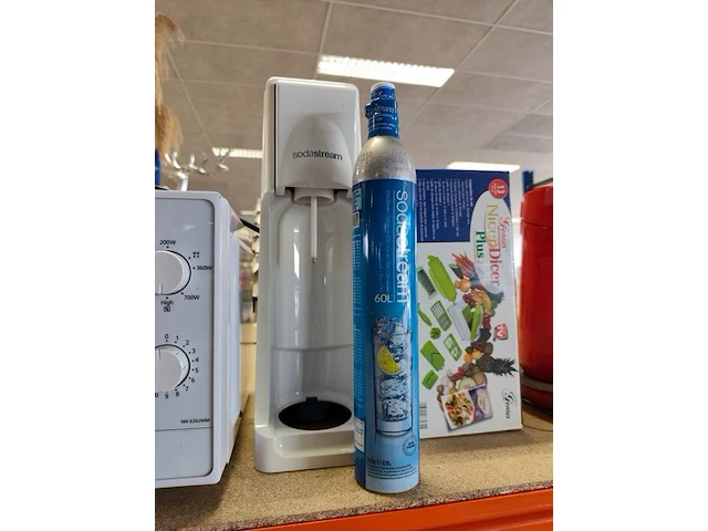 Rode philips senseo twist koffiemachine, snijmachine nicer dicer, sodastream bruiswatertoestel met bijbehorende 60l co2 cilinder met blauwe dop, microgolfoven panasonic nn-e20wwmepe - afbeelding 5 van  7