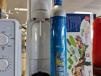 Rode philips senseo twist koffiemachine, snijmachine nicer dicer, sodastream bruiswatertoestel met bijbehorende 60l co2 cilinder met blauwe dop, microgolfoven panasonic nn-e20wwmepe - afbeelding 5 van  7