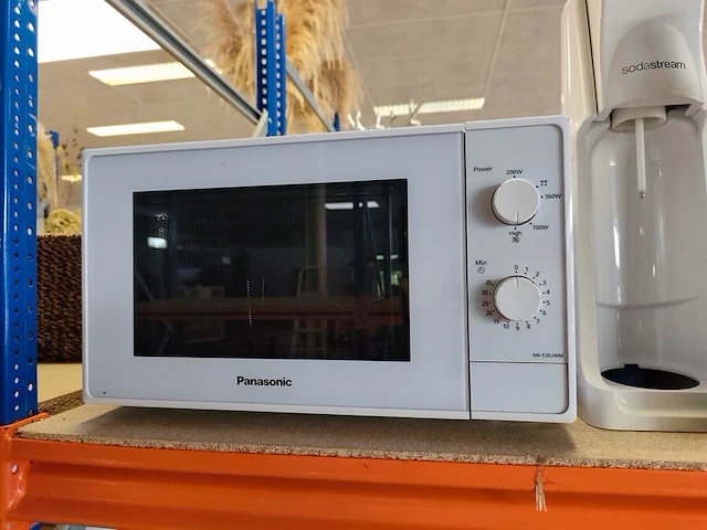 Rode philips senseo twist koffiemachine, snijmachine nicer dicer, sodastream bruiswatertoestel met bijbehorende 60l co2 cilinder met blauwe dop, microgolfoven panasonic nn-e20wwmepe - afbeelding 6 van  7