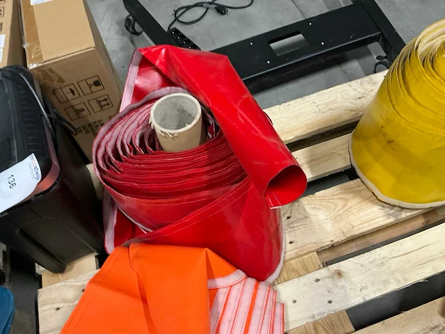 Rode pvc-beschermhoes voor palen of stangen van speeltoestellen - afbeelding 2 van  3