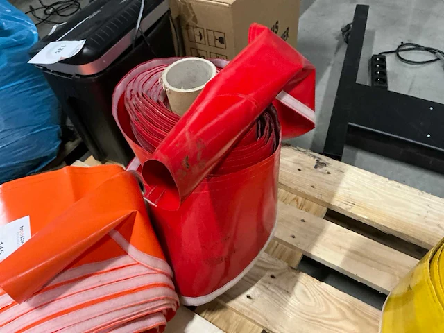 Rode pvc-beschermhoes voor palen of stangen van speeltoestellen - afbeelding 1 van  3