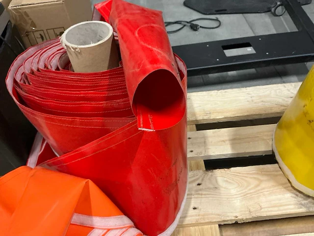Rode pvc-beschermhoes voor palen of stangen van speeltoestellen - afbeelding 3 van  3