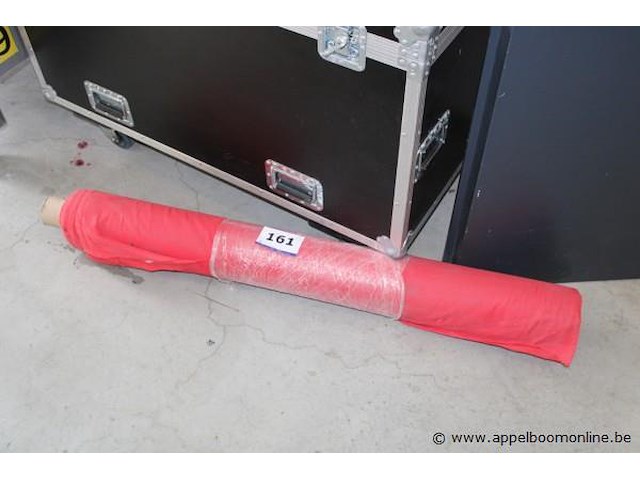 Rode stof op rol - afbeelding 1 van  1