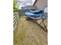 Roeiboot rood met trailer