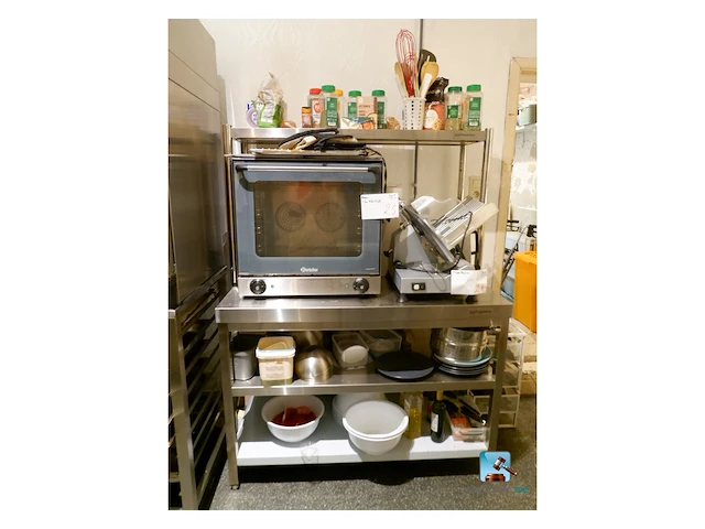 Roestvrij stalen tafel met inhoud - afbeelding 1 van  6