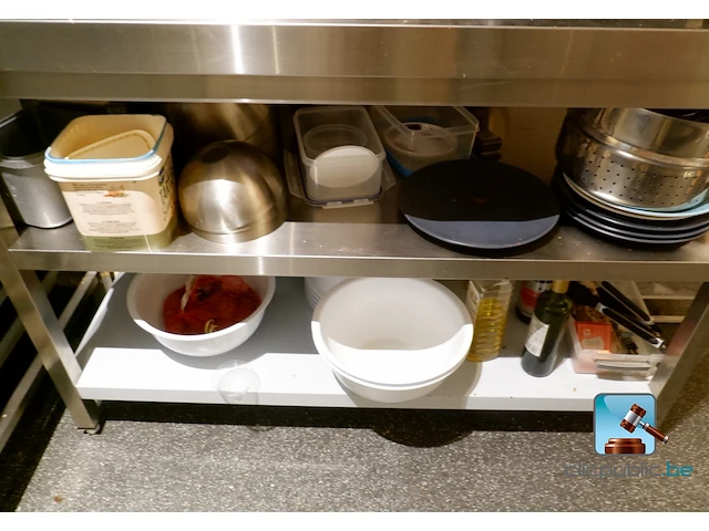 Roestvrij stalen tafel met inhoud - afbeelding 6 van  6