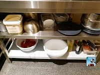 Roestvrij stalen tafel met inhoud - afbeelding 6 van  6