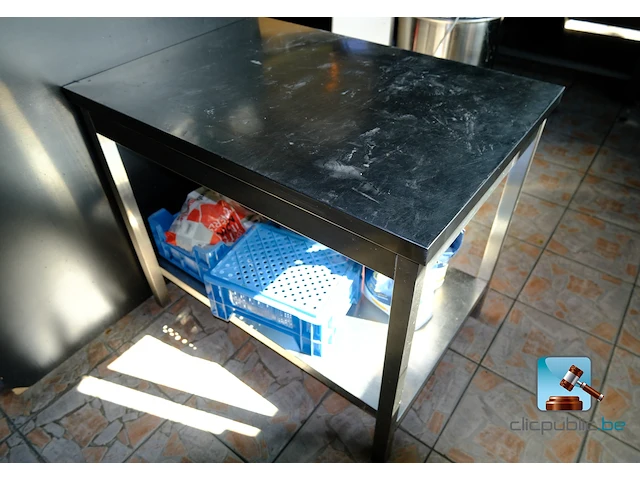 Roestvrij stalen tafel met inhoud - afbeelding 1 van  5