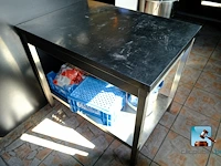 Roestvrij stalen tafel met inhoud