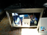 Roestvrij stalen tafel met inhoud - afbeelding 2 van  5
