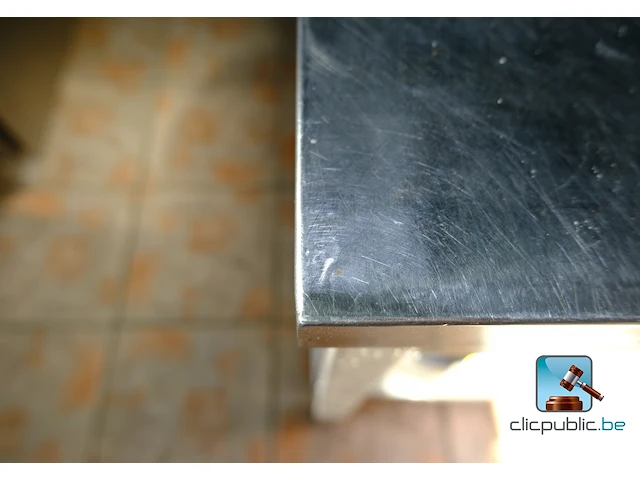 Roestvrij stalen tafel met inhoud - afbeelding 3 van  5