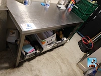 Roestvrij stalen tafel met inhoud