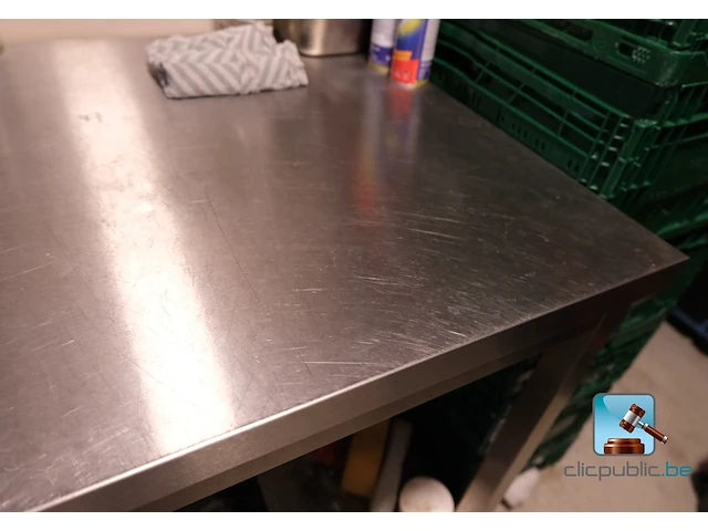 Roestvrij stalen tafel met inhoud - afbeelding 2 van  5
