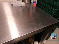 Roestvrij stalen tafel met inhoud - afbeelding 2 van  5