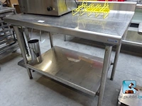Roestvrij stalen tafel
