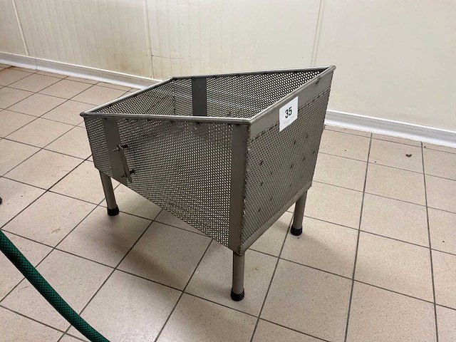 Roestvrijstalen geperforeerd pluimveeoogsttray - afbeelding 1 van  4