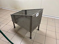 Roestvrijstalen geperforeerd pluimveeoogsttray - afbeelding 1 van  4