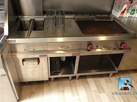 Roestvrijstalen meubel met friteuses en gasplancha